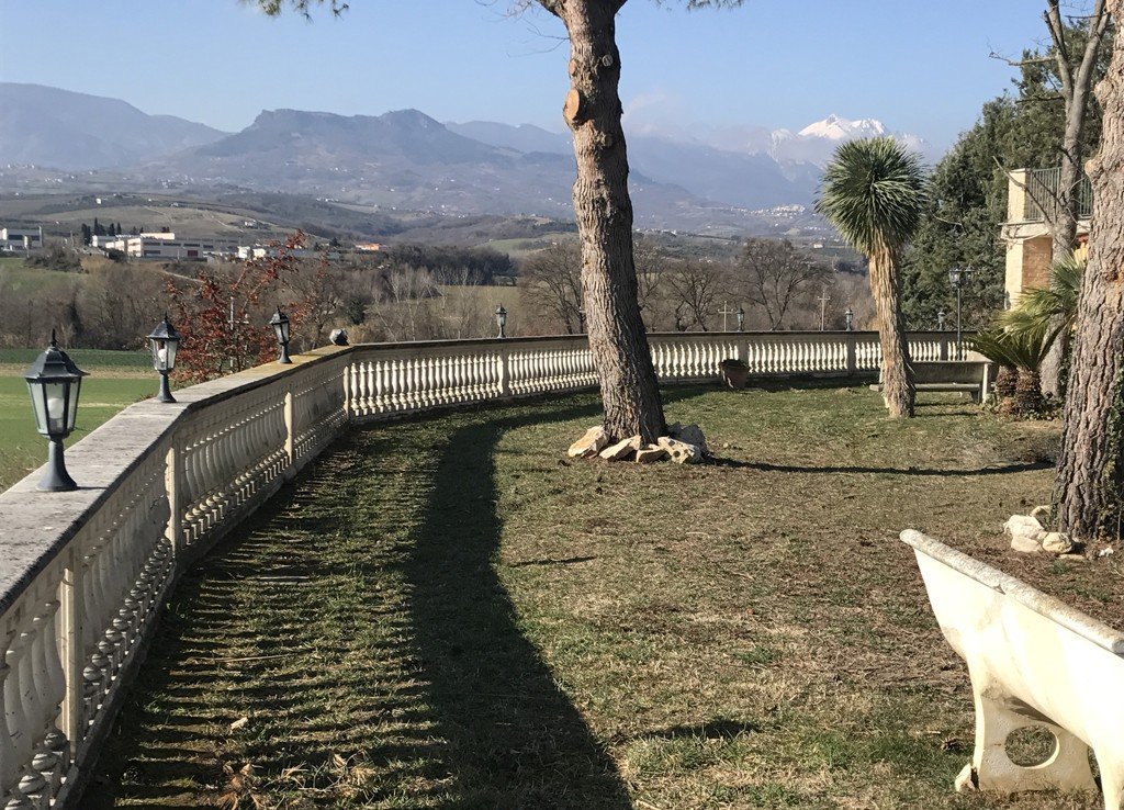 Splendido casale con terreno panoramico - Immobiliare DLD