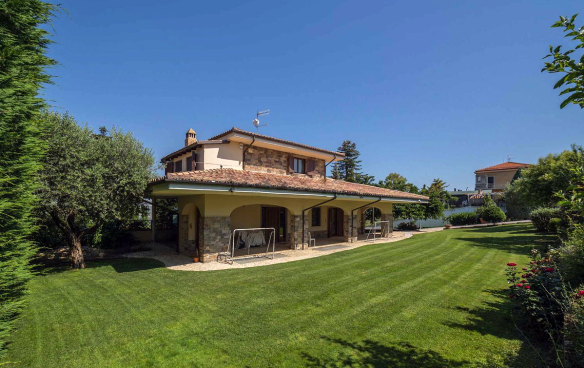 villa in Montesilvano Colle - panoramica fronte