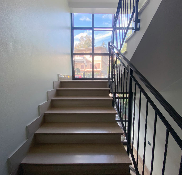Spoltore via Giotto appartamento - scalinata palazzo